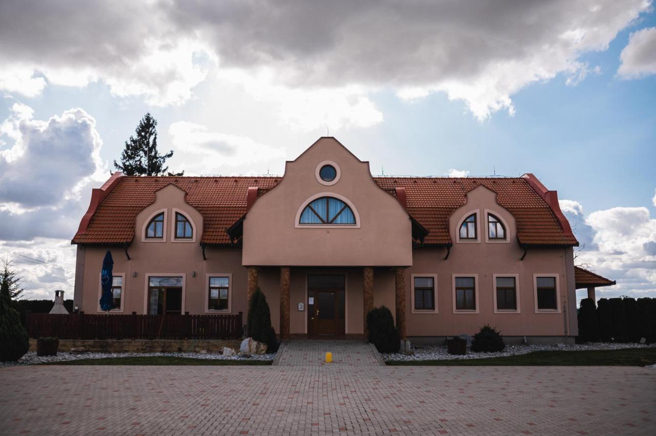 Motel Ard Sarovce Εξωτερικό φωτογραφία